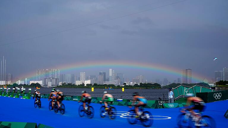 Tokio 2020 - Triathlon       -  Die Regenbogenfarben sind bei Olympia nicht nur am Himmel zu sehen.
