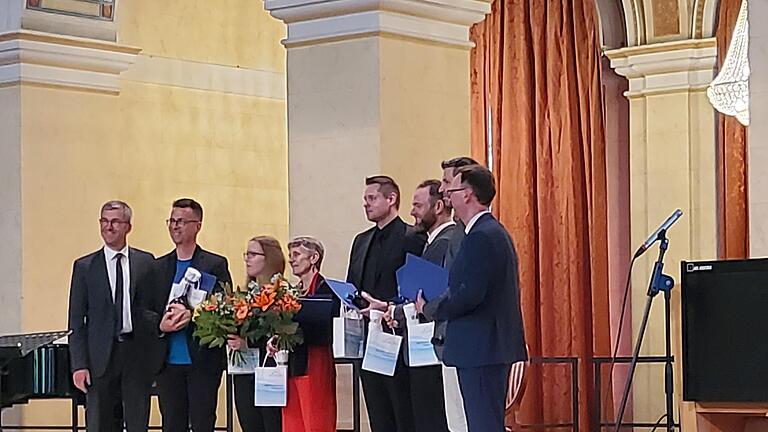 Preisträger: Bürgermeister Jochen Vogel (von links)  mit Patrick Bach, Elisabeth Fußeder, Silke Zimpel, Jens Klimek, Ohad Stolarz und Prof. Dr. Kai Koch       -  Preisträger: Bürgermeister Jochen Vogel (von links)  mit Patrick Bach, Elisabeth Fußeder, Silke Zimpel, Jens Klimek, Ohad Stolarz und Prof. Dr. Kai Koch