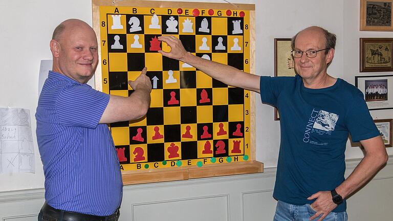 Auf dem Demonstrations-Schachbrett des Rienecker Schachklubs werden beim Training einzelne Spielkonstellationen aufgebaut und mögliche Züge diskutiert. Das Bild zeigt die beiden Vorsitzenden Martin Bechold und Hermann Marx.