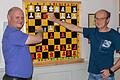 Auf dem Demonstrations-Schachbrett des Rienecker Schachklubs werden beim Training einzelne Spielkonstellationen aufgebaut und mögliche Züge diskutiert. Das Bild zeigt die beiden Vorsitzenden Martin Bechold und Hermann Marx.