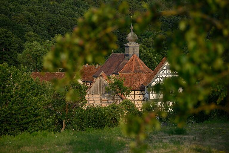Im Freilandmuseum in Fladungen kann man die Geschichte der Rhön live erleben. Sonntags fährt sogar die historische Eisenbahn zwischen Mellrichstadt und Fladungen. Im Freilandmuseum in Fladungen kann man die Geschichte der Rhön live erleben. Sonntags fährt sogar die historische Eisenbahn zwischen Mellrichstadt und Fladungen.