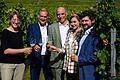 Freuen sich auf einen guten Jahrgang (von links): Beate Leopold vom Weinbauring Franken, Matthias Mend von der LWG, Weinbauverbandspräsident Artur Steinmann,, die Sommeracher Weinprinzessin Anna-Lena Zehnter und Ralf Schwarz, Weinfachberater vom Bezirk Unterfranken.
