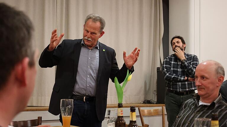 Lebhafte Debatte in Hausen bei Schonungen im Landkreis Schweinfurt: Kurz nach den Protesten trafen sich der Grünen-Kreisverband und ihr Landtagsabgeordneter Paul Knoblach, um über die Herausforderungen in der Landwirtschaft zu diskutieren. Lebhafte Debatte in Hausen bei Schonungen im Landkreis Schweinfurt: Kurz nach den Protesten trafen sich der Grünen-Kreisverband und ihr Landtagsabgeordneter Paul Knoblach, um über die Herausforderungen in der Landwirtschaft zu diskutieren.