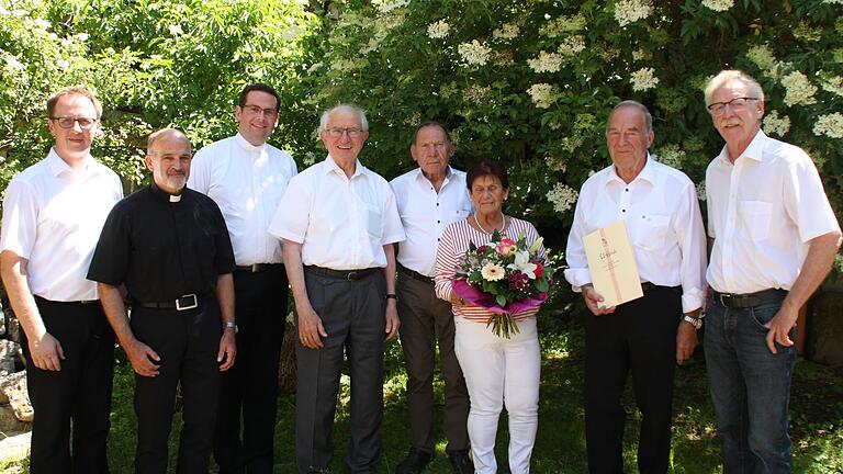 Ehrungen bei der KAB Müdesheim (von links): Stadtrat Bertram Wolf, Müdesheims früherer Pfarrer Engelbert Braun, Pfarrvikar Johannes Werst, CSA-Ehrenkreisvorsitzender und ehemaliger Bundestagsabgeordneter Peter Keller, Willi Lauerbach, Christine Lauerbach, Hans Sauer sowie KAB-Orts- und Kreisvorsitzender Bernhard Metz.