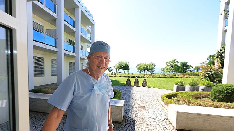 Schönheitschirurg Werner Mang       -  Werner Mang in seiner Klinik in Lindau mit malerischem Blick auf das Schweizer Ufer des Bodensees.