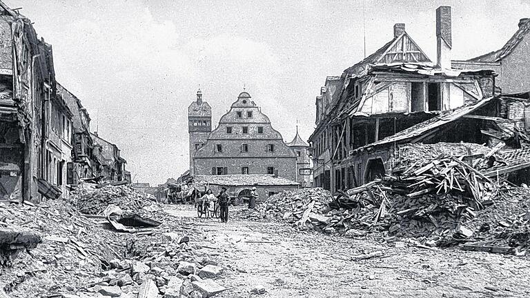 Von Trümmern umgeben: Das Zeughaus. Am 17. August 1943 war der erste Luftangriff auf Schweinfurt. Von Trümmern umgeben: Das Zeughaus. Am 17. August 1943 war der erste Luftangriff auf Schweinfurt.