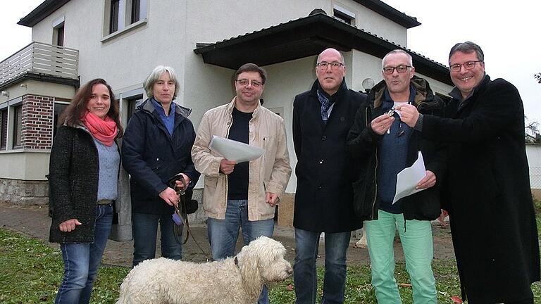 Bei der Schlüsselübergabe im künftigen Haus des Erdkinderplans:(von links) Katrin Greiser und Daniela Plock vom Vorstand des Trägervereins, Geschäftsführer Harald Funsch, Bürgermeister Waldemar Brohm, Schulleiter Uwe Dillenz und Hausherr Norbert Bauriedel. Bei der Schlüsselübergabe im künftigen Haus des Erdkinderplans:(von links) Katrin Greiser und Daniela Plock vom Vorstand des Trägervereins, Geschäftsführer Harald Funsch, Bürgermeister Waldemar Brohm, Schulleiter Uwe Dillenz und Hausherr Norbert Bauriedel.