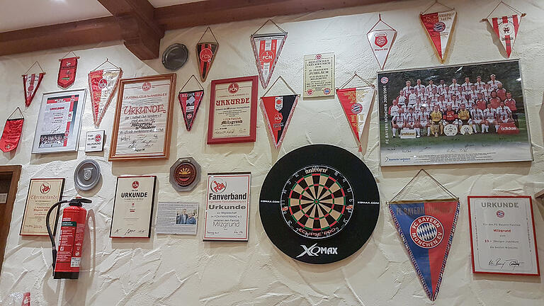 Die gemeinsame Fanclub-Wand des 1. FCN und des FC Bayern.