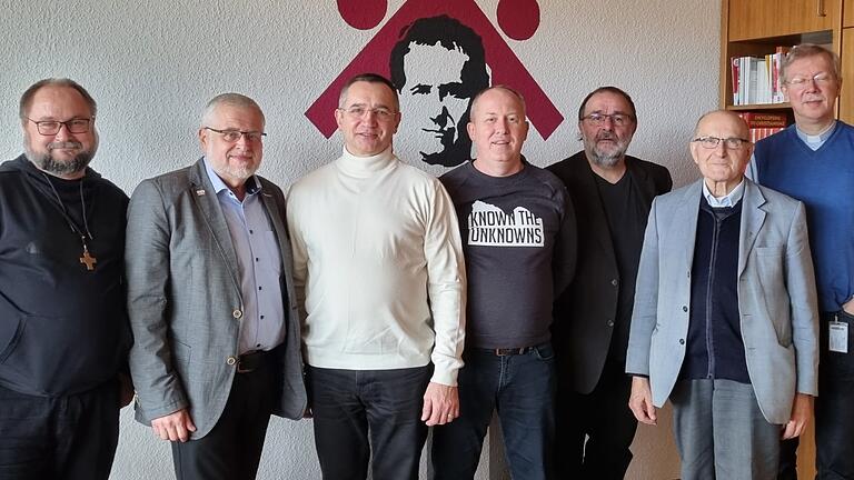 Planen eine Zusammenarbeit der Don-Bosco-Schulen in Würzburg und Lwiw (von links): Pater Leonhard Szewczyk, Direktor Andreas Halbig, Pater Petro Vaskiv, Koordinator Andriy Yaniv, Schulleiter Harald Ebert, Pater Franz-Xaver Berchtold und Pater Hatto von Hatzfeld.