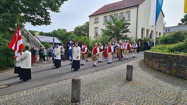 Die Üchtelhäuser Musikanten führten den Festzug durch Üchtelhausen an.