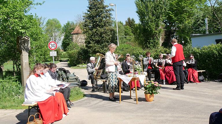 Beim Wortgottesdienst am Bildstock in der Straße Am Wasserhaus in Hausen spielte die Musikkapelle unter der Leitung von Joachim Wendel.