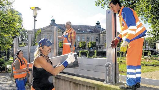 Trockentest: Der Hochwasserdamm zwischen dem Rosengarten und der Balthasar-Neumann-Promenade wurde am Mittwoch nur probehalber aufgebaut.