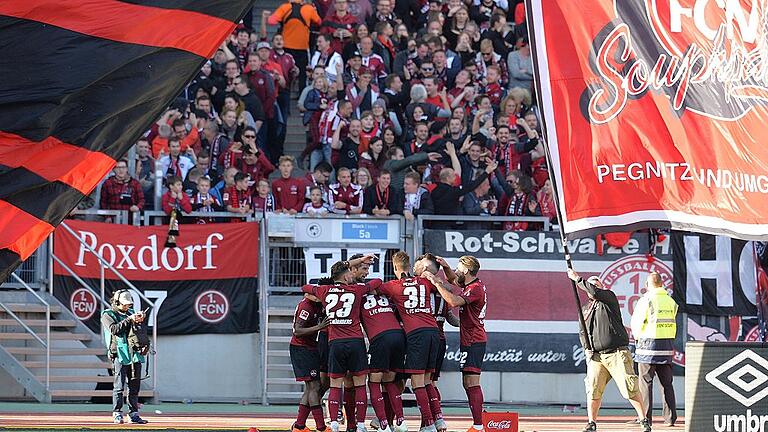 1. FC Nürnberg - Fortuna Düsseldorf       -  Die Club-Fans gaben trotz des Debakels in Dortmund Rückhalt, die Nürnberger Profis zahlten mit dem Sieg gegen Düsseldorf zurück. Hier bejubelten alle das Tor zum 3:0 von Federico Palacios.