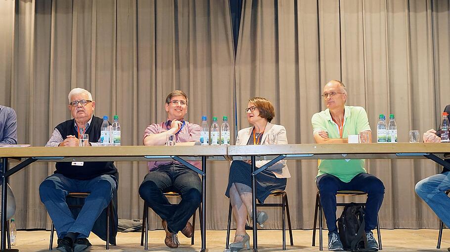 Über Sinn und Unsinn von Mundart diskutierten (von links) Moderator Dominik Eichhorn, Walter Tausendpfund, Christian Dennert, Birgit Speckle, Arno Boas und Benedikt Feser.  Foto: Ursula Lux       -  Über Sinn und Unsinn von Mundart diskutierten (von links) Moderator Dominik Eichhorn, Walter Tausendpfund, Christian Dennert, Birgit Speckle, Arno Boas und Benedikt Feser.  Foto: Ursula Lux