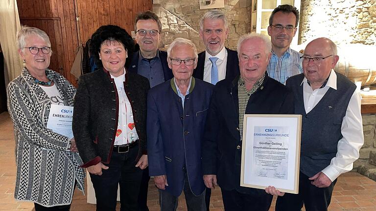 Das Bild zeigt (von links) Irmgard Ruhhammer (30 Jahre CSU-Mitglied), Monika Weinbeer (18 Jahre Kreisrätin), Werner Döhler (30 Jahre CSU-Mitglied), Rudolf Handwerker (18 Jahre Kreisrat), Fraktionsvorsitzender Steffen Vogel, Ehrenfraktionsvorsitzender Günther Geiling, Mark Zehe (12 Jahre Kreisrat) und Siegmund Kerker (36 Jahre Kreisrat).