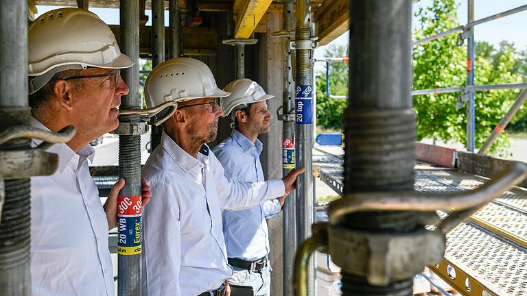 Welche Risiken und Probleme der Wohnungsneubau momentan mit sich bringt, wird auf der Baustelle der Stadtbau Würzburg deutlich. V.l. Hans Sartoris (Stadtbau), Eberhard Kurz (Architekt), Georg Müller (Stadtbau).