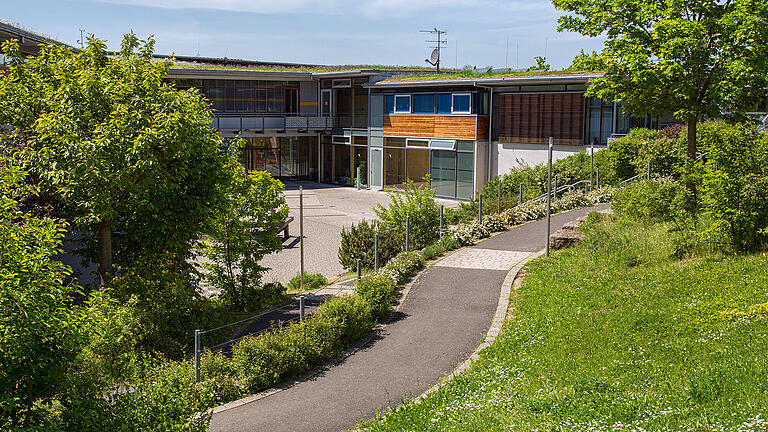 Außenansicht des Gymnasium Veitshöchheim in der Günterslebener Straße in Veitshöchheim, das sich als 'sportintensiv' bezeichnet.&nbsp;