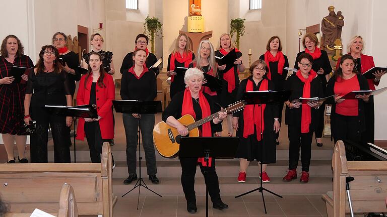 Chorleiterin Hilde Gerlach verabschiedete sich mit einem begeisternden Konzert von der Singgruppe Fellen.