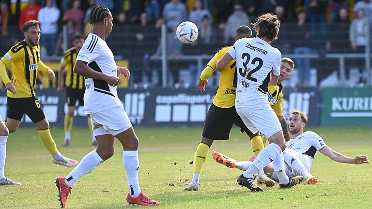 Wohl und Wehe des FC 05 Schweinfurt in einem Bild: Die Mannschaft (hier von links in weiß: Dominik N'gatie, Lukas Billick und Tom Feulner) wirft sich leidenschaftlich ins Getümmel – nur gegen spielstarke Teams wie Bayreuth reicht das allein nicht.