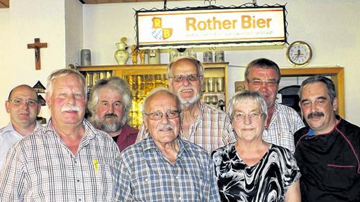 Freuen sich über die Wiedereröffnung der Schlossbergschänke: (hinten von links) Thomas Schwabe, Vertriebsleiter der Rother Bräu, Hubert Glotzbach Eigentümer der Schlossbergschänke, Franz Weydringer, Seniorchef der Rother Bräu, Bürgermeister Fridolin Link sowie (vorne von links) Georg Weydringer, Seniorchef der Rother Bräu, und die Pächterfamilie Alfred, Barbara und Alfons Elsesser.