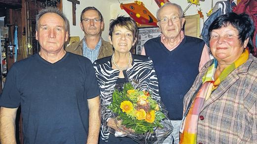 Bewährtes Team: Sie leiten die Geschicke des Albertshöfer VdK für die nächsten vier Jahre: (von links) Werner Zahn, Kreisgeschäftsführer Klaus Peter Mai, Brita Böhm, Franz Schwab und Renate Krönert. Bewährtes Team: Sie leiten die Geschicke des Albertshöfer VdK für die nächsten vier Jahre: (von links) Werner Zahn, Kreisgeschäftsführer Klaus Peter Mai, Brita Böhm, Franz Schwab und Renate Krönert.