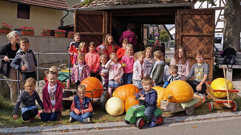 Besonders die Kinder hatten in Rieden ihre Freude am Kürbis-Wiegen in der historischen Viehwaage.