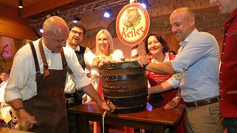 Bieranstich mit Bürgermeister Paul Kruck. Im Hintergrund Matthias Rudolph, Staatssekretäring Anna Stolz, Martha Bolkart-Mühlrath und MdB Alexander Hoffmann.