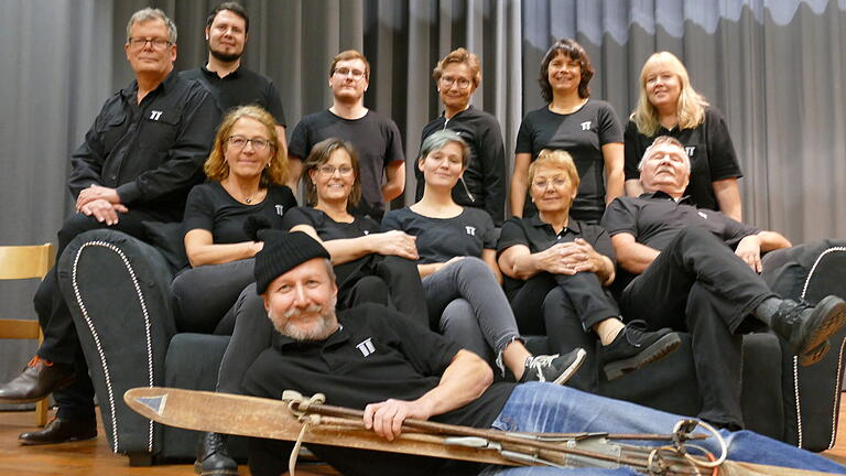 Noch ganz ohne Lampenfieber. Das Ensemble von 'METTheater' probt schon fleißig für die Silvestergala (hintere Reihe von links): Stefan Brandstädter (Regisseur), Daniel Griebel und Daniel Weipert (Technik), Barbara Grothe (Organisation, Kassenverantwortliche), Jutta Reinschmidt (2. Regisseurin), Renate Brandstädter (Souffleuse) sowie (vordere Reihe von links) Silvia Klösel, Gaby Dinglinger, Marie-Luise Weier, Astrid Hagen-Wehrhahn (Requisite, Radioansagen), Michael Graf und vorne 'Sergeant' Stefan Heier.