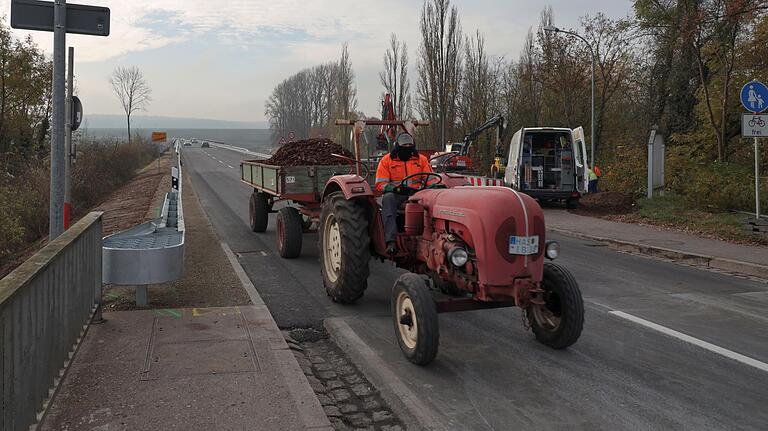 Ihre ersten echten Bewährungsproben hat die Haßfurter Flutbrücke seit ihrer Verkehrsfreigabe nach der Generalsanierung am Montagfrüh bereits gemeistert. Ihre ersten echten Bewährungsproben hat die Haßfurter Flutbrücke seit ihrer Verkehrsfreigabe nach der Generalsanierung am Montagfrüh bereits gemeistert.