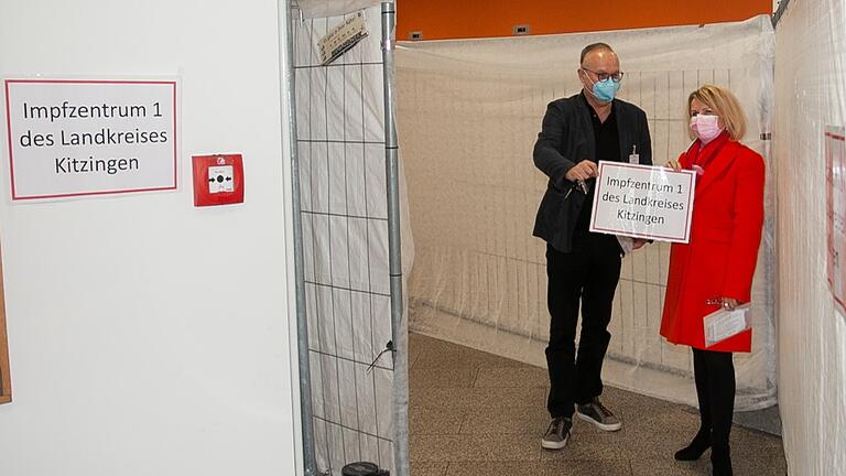Ohne Kontakt mit Besuchern und Mitarbeitern der Klinik Kitzinger Land kann das Impfzentrum 1 aufgesucht werden, wie Thilo Penzhorn und Landrätin Tamara Bischof zeigen. Ohne Kontakt mit Besuchern und Mitarbeitern der Klinik Kitzinger Land kann das Impfzentrum 1 aufgesucht werden, wie Thilo Penzhorn und Landrätin Tamara Bischof zeigen.
