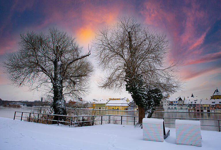 Montag-Morgenrot über Kitzingen, gesehen vom Gartenschaugelände aus.