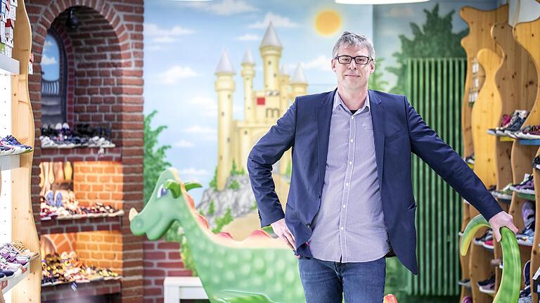 Michael Minnich steht in der Kinderabteilung seines Schugeschäftes in Zeil am Main. Gerade in einer Branche, in der eine Anprobe nötig ist, bietet der Online-Handel kaum eine Alternative zum Besuch im Laden. Michael Minnich steht in der Kinderabteilung seines Schugeschäftes in Zeil am Main. Gerade in einer Branche, in der eine Anprobe nötig ist, bietet der Online-Handel kaum eine Alternative zum Besuch im Laden.