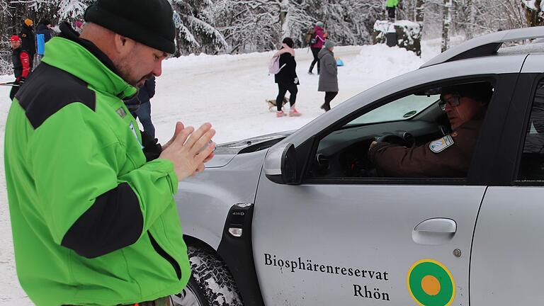 Trotz ständiger Absprachen und Kontrollen waren Gebietsbetreuer Torsten Kirchner (links) und Ranger Maik Prozeller in diesem Winter mit den Besuchermassen und den daraus folgenden Verstößen überfordert.