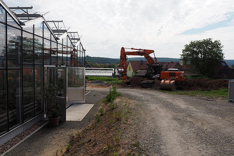Durch das ehemalige Gärtnereigelände wird die neue Straße führen. Der Bagger steht schon vor dem neuen Gartenhaus. Durch das ehemalige Gärtnereigelände wird die neue Straße führen. Der Bagger steht schon vor dem neuen Gartenhaus.