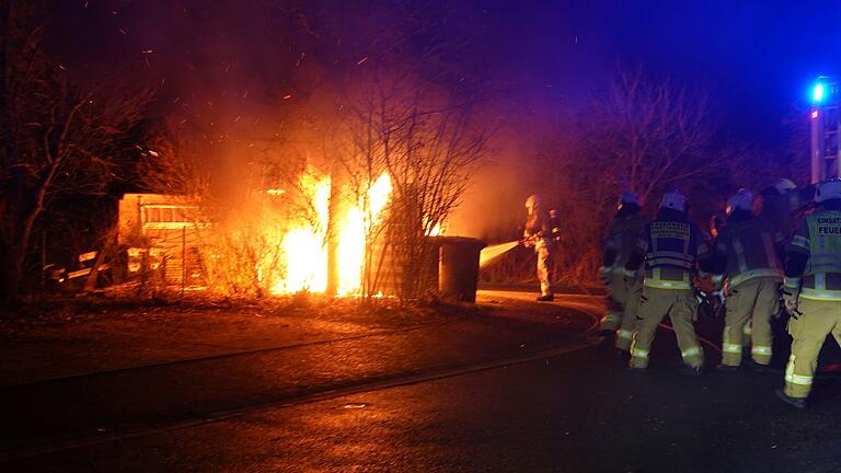 In Haßfurt standen in der Silvesternacht mehrere Mülltonnen und eine Sichtschutzabtrennung aus Holz lichterloh in Flammen.