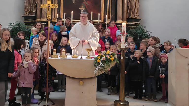 Pastoralreferent Christian Klug nimmt die Kinder auf Entdeckungsreise in der Leutershäuser Kirche mit.