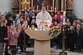 Pastoralreferent Christian Klug nimmt die Kinder auf Entdeckungsreise in der Leutershäuser Kirche mit.
