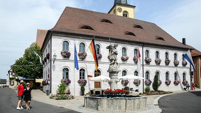 Das Rathaus von Sommerach ist ein guter Treffpunkt für einen Spaziergang durch den Ort. Das Rathaus von Sommerach ist ein guter Treffpunkt für einen Spaziergang durch den Ort.
