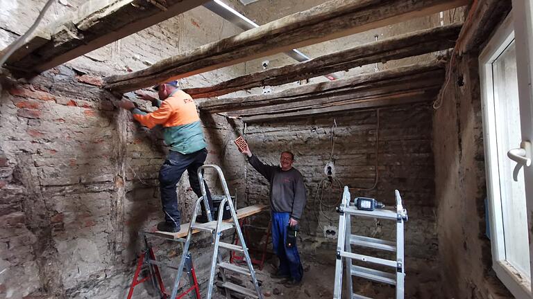Viele Räume mussten völlig entkernt und wieder neu ausgebaut werden wie hier mit dem Einzug neuer Deckenbalken. Viele Räume mussten völlig entkernt und wieder neu ausgebaut werden wie hier mit dem Einzug neuer Deckenbalken.