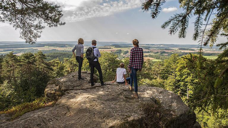 Am Sonntag, 10. Juli, um 15 Uhr lädt die Naturpark-Rangerin Katja Winter zu einer besonders spannenden Führung zum Veitenstein bei Breitbrunn/Ortsteil Lußberg ein.
