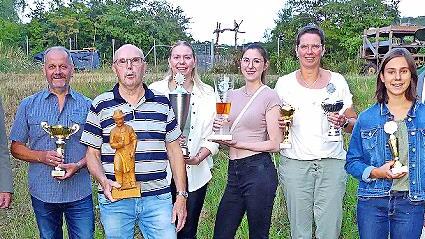 Die Sieger um den Dorfpokal (von links): Vorsitzender Reinhold Hofmann, Peter Hofmann, Vertreter der Reservisten 2, die erfolgreich schießenden Kegel-Damen, die Jugend des Haarder SC und Schatzmeister Manfred Hein       -  Die Sieger um den Dorfpokal (von links): Vorsitzender Reinhold Hofmann, Peter Hofmann, Vertreter der Reservisten 2, die erfolgreich schießenden Kegel-Damen, die Jugend des Haarder SC und Schatzmeister Manfred Hein