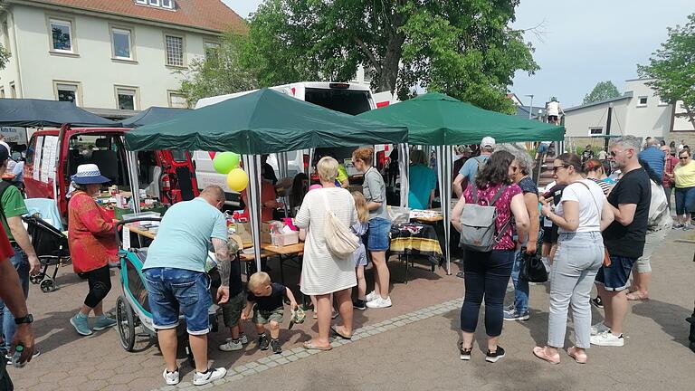 Stand der EVS-Tombola auf dem Vorplatz der Tagespflege Zeuzleben.