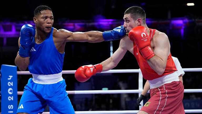 Paris 2024 - Boxen       -  Der deutsche Boxer Magomed Schachidov (r) wird getroffen - und scheidet in der ersten Olympia-Runde aus.