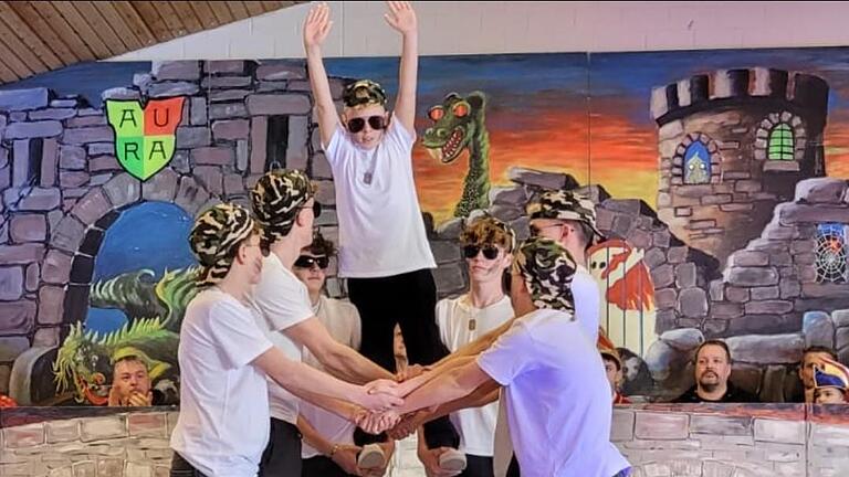 Show bei den Faschingsfreunden Aura. - Show bei den Faschingsfreunden Aura. Show bei den Faschingsfreunden Aura. - Show bei den Faschingsfreunden Aura.