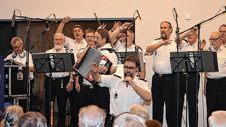 Der Shanty-Chor animiert die Zuhörer bei seinem Auftritt in Frankenwinheim zum Mitmachen.