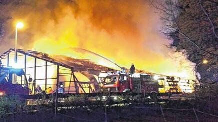 Vollbrand: Die Halle ist nicht mehr zu retten.