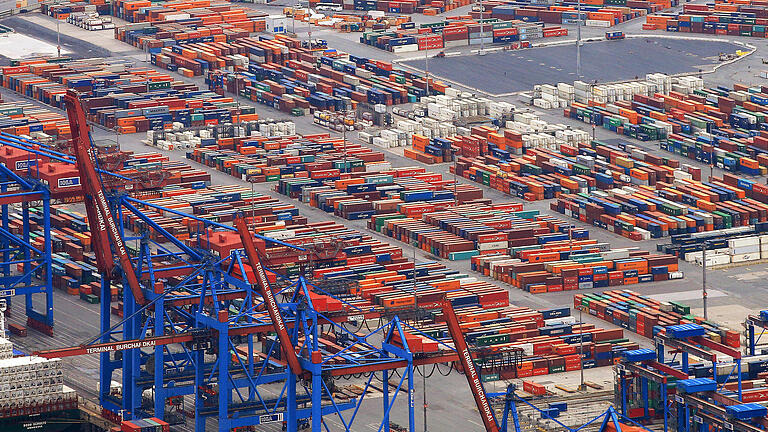 Container im Hamburger Hafen       -  ARCHIV - 09.05.2015, Hamburg: Container werden am auf dem Container Terminal Burchardkai (CTB) im Hafen in Hamburg umgeschlagen. (zu dpa «Verbraucherschützer fordern nach P&R-Pleite mehr Anlegerschutz» vom 20.03.2018) Foto: Christian Charisius/dpa +++(c) dpa - Bildfunk+++ | Verwendung weltweit