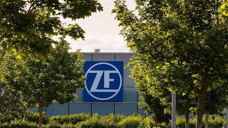 ZF ist mit über 9000 Arbeitsplätzen der größte Arbeitgeber in Unterfranken. FDP-Stadtrat Georg Wiederer kritisiert, dass es in der neuen schwarz-grünen Vereinbarung über eine Zusammenarbeit im Stadtrat keine eigene Passage zur Unterstützung der Großindustrie gibt.