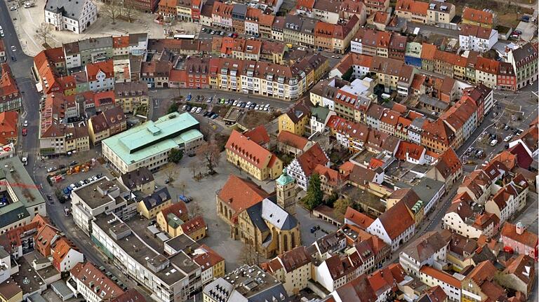 Luftbild vom Martin-Luther-Platz in Schweinfurt, besonders auffällig das kupferfarbene Dach des Rückertbaus.