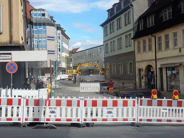 In der Zehntstraße sorgt der massive Leitungsbau im Untergrund für einen schleppenden Baufortschritt.